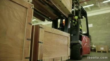 物流业务和运输设施，手工工人操作叉车移动箱子和货物工人在仓库工作